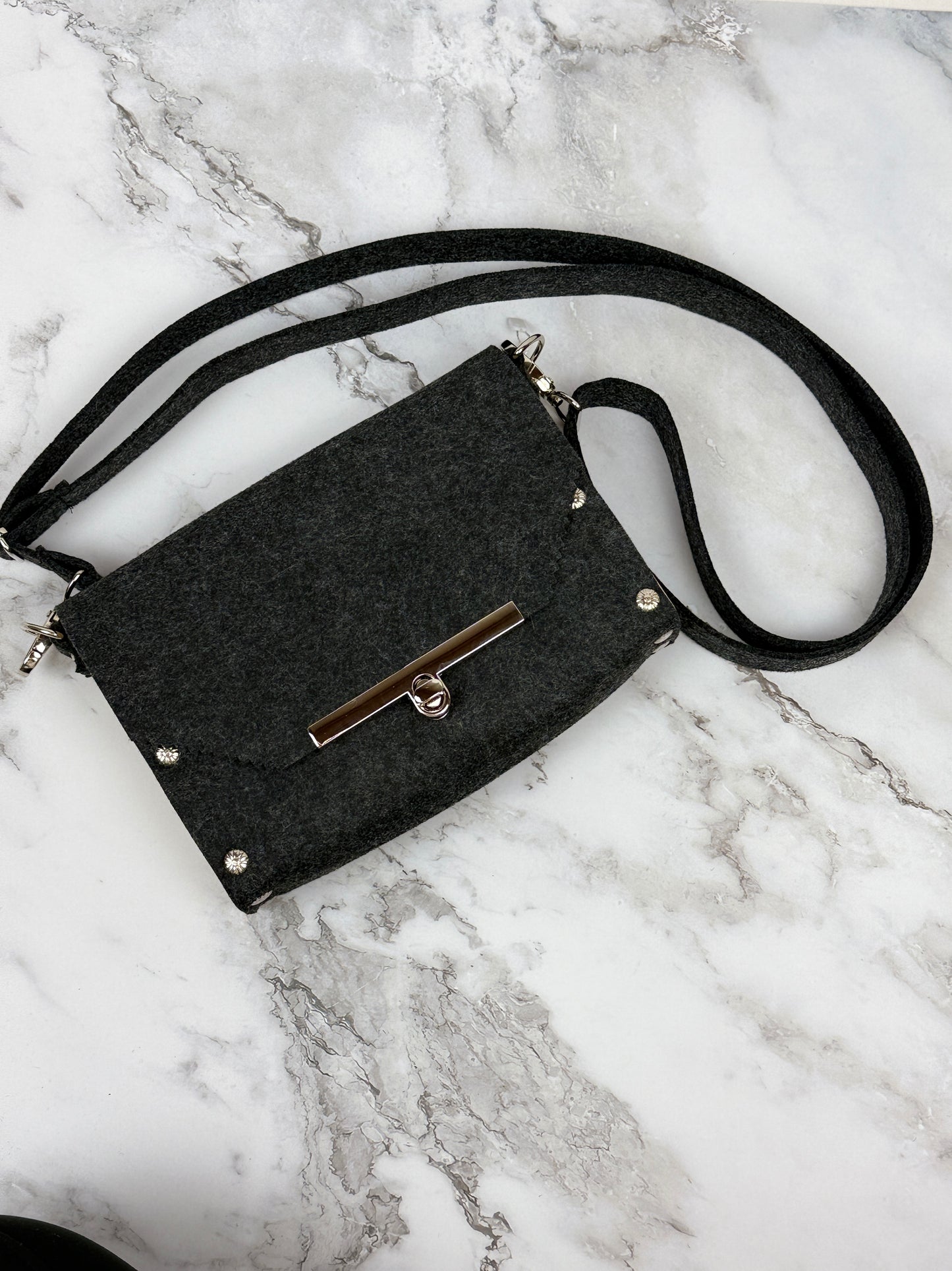 handgefertigte kleine Filz-Holz-Tasche
