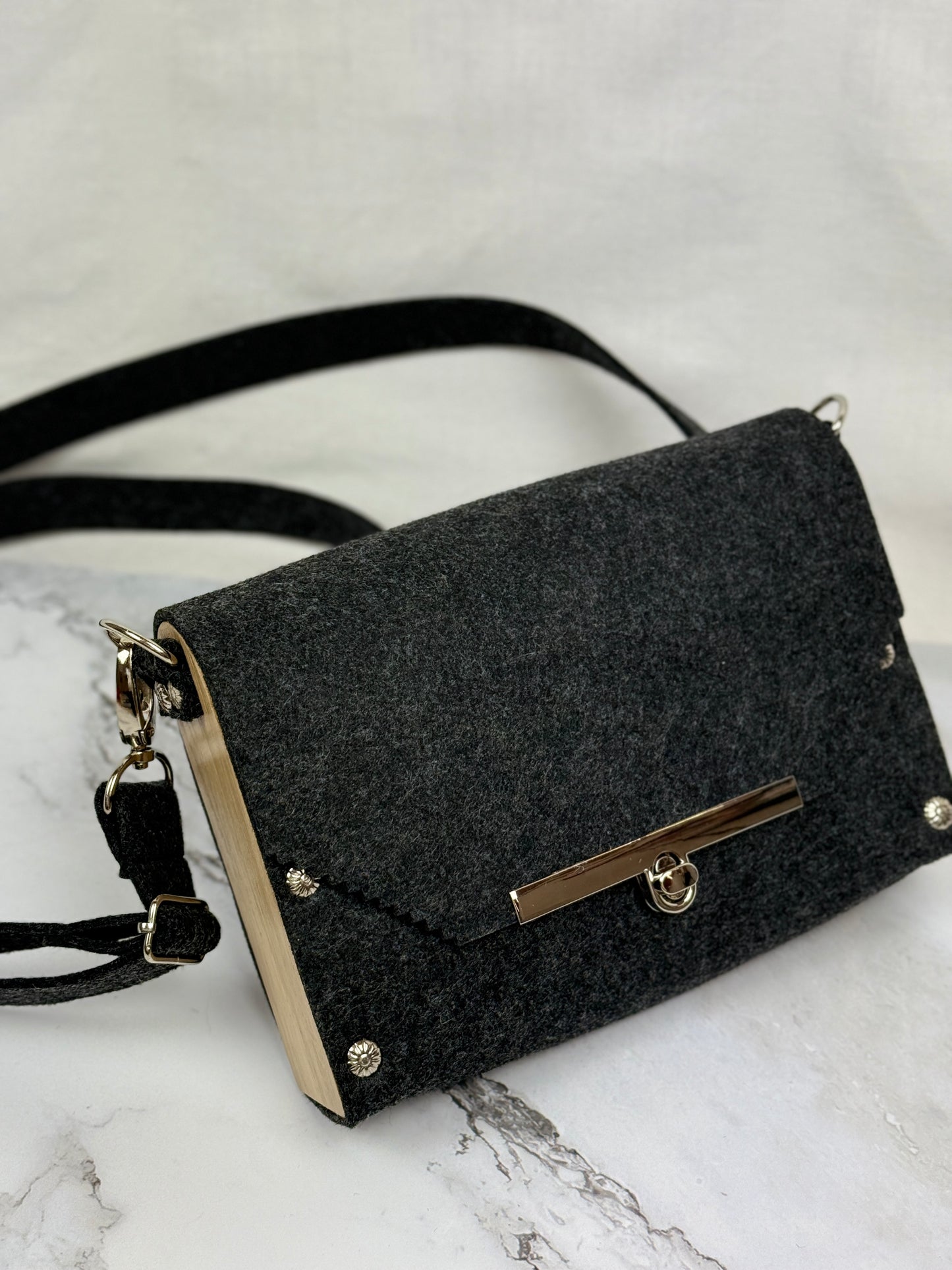 handgefertigte kleine Filz-Holz-Tasche
