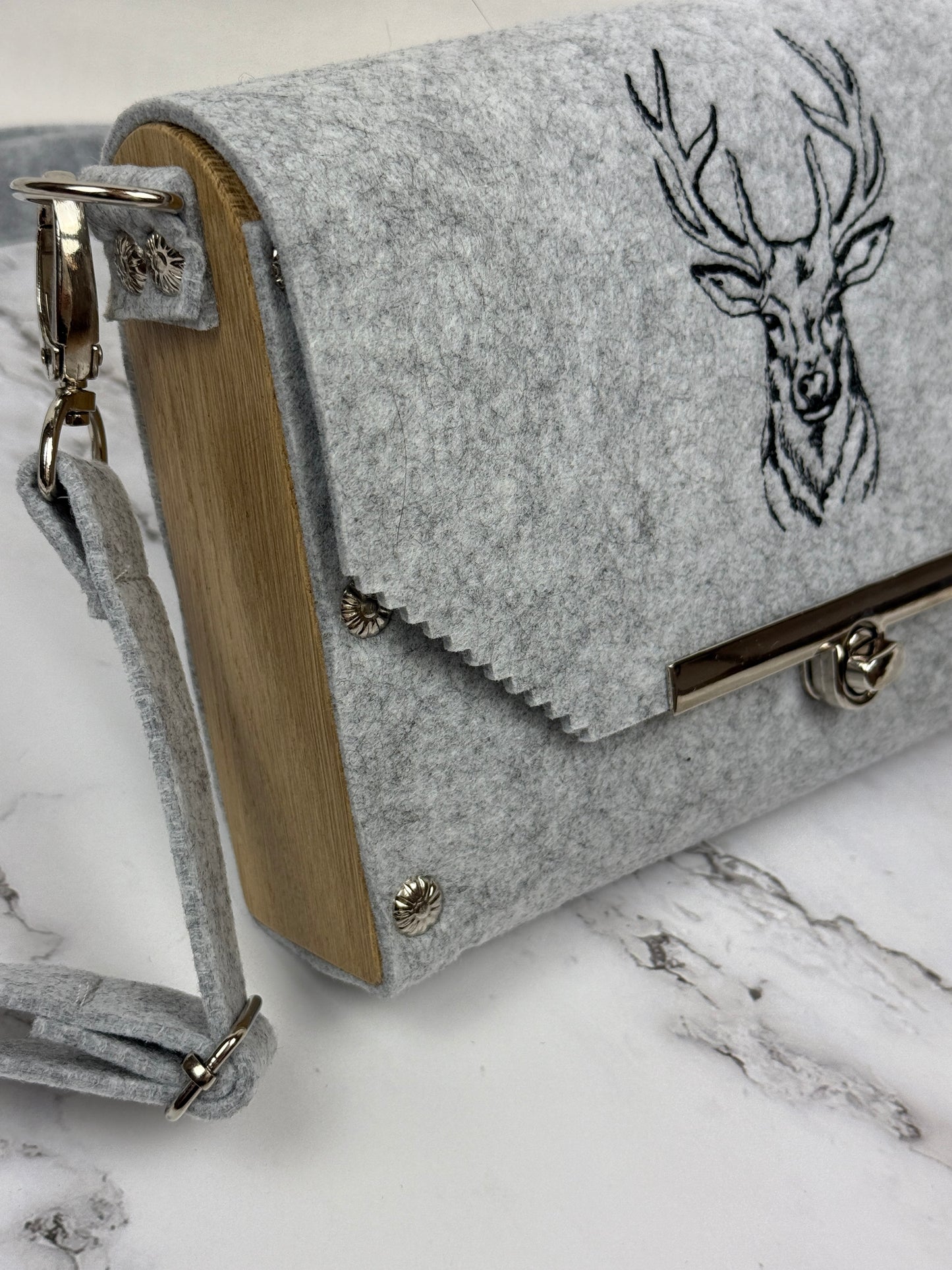 handgefertigte kleine Filz-Holz-Tasche mit Stickerei