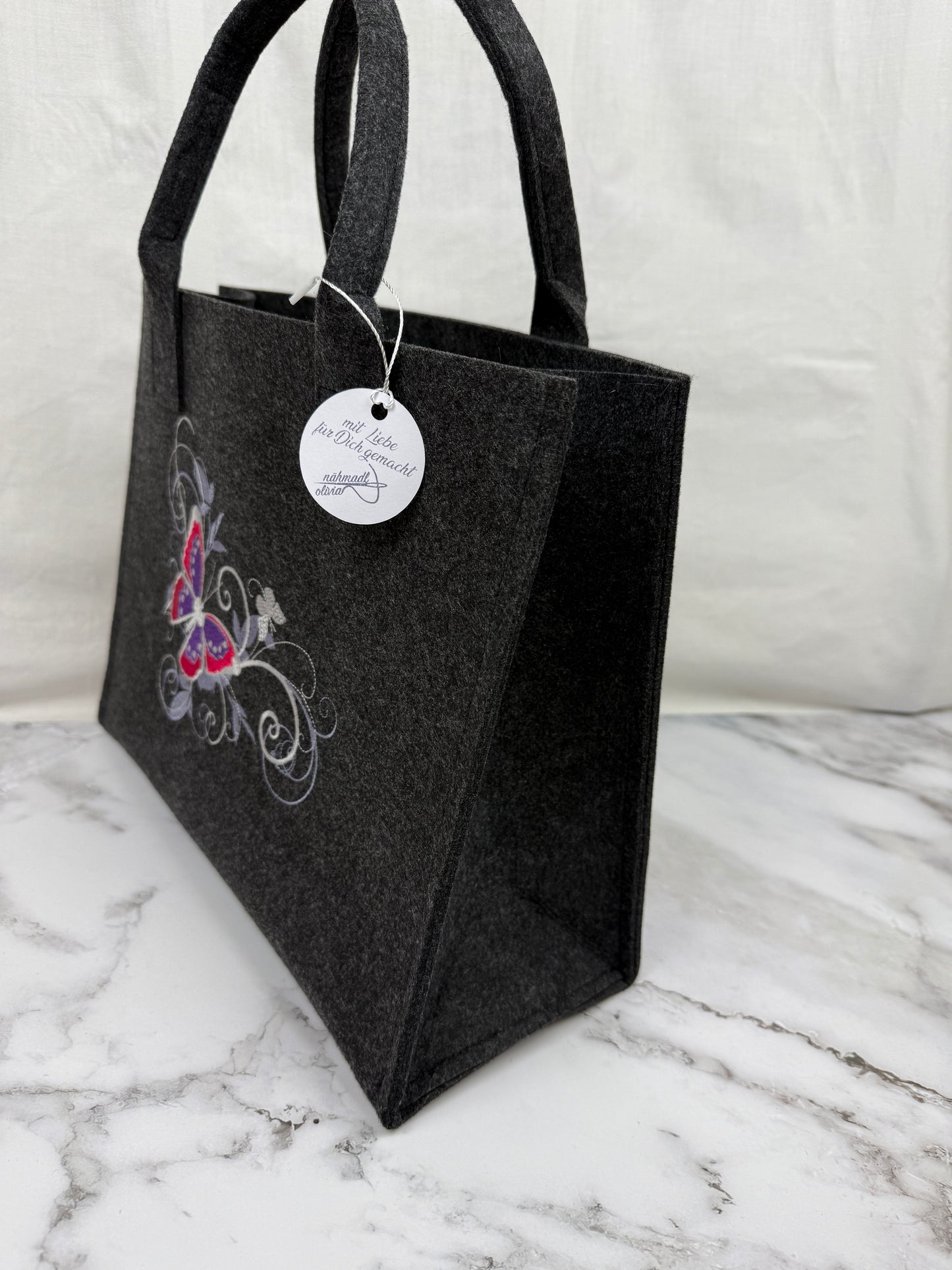 Handgefertigte Filztasche mit Schmetterlings-Stickerei