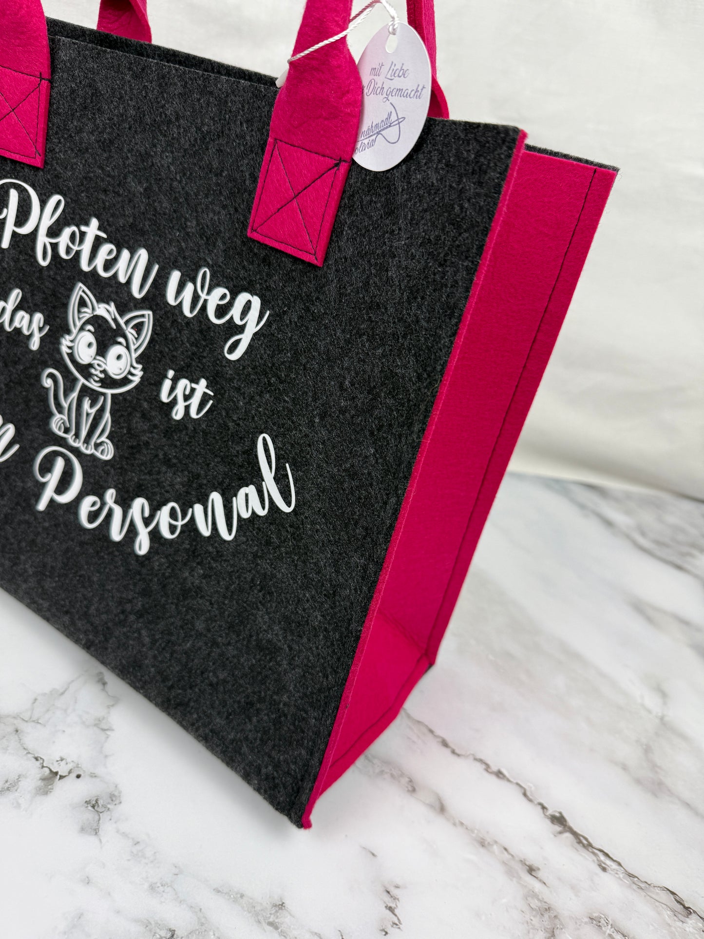 Handgefertigte Filztasche mit Aufdruck "Pfoten weg, das ist mein Personal"