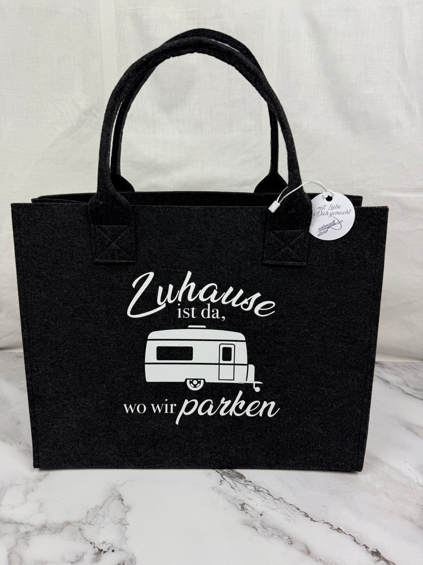 Handgefertigte Filztasche "Zuhause ist da, wo wir parken" Wohnwagen
