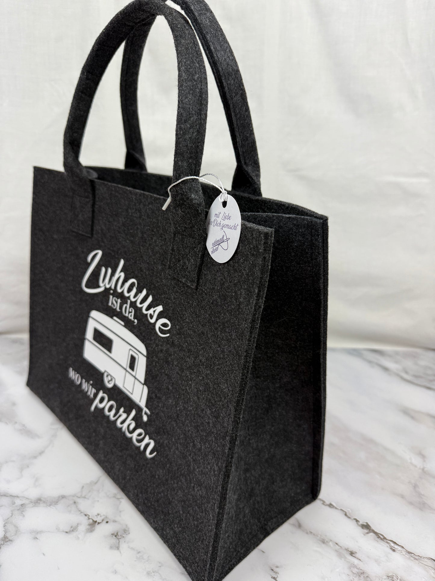 Handgefertigte Filztasche "Zuhause ist da, wo wir parken" Wohnwagen