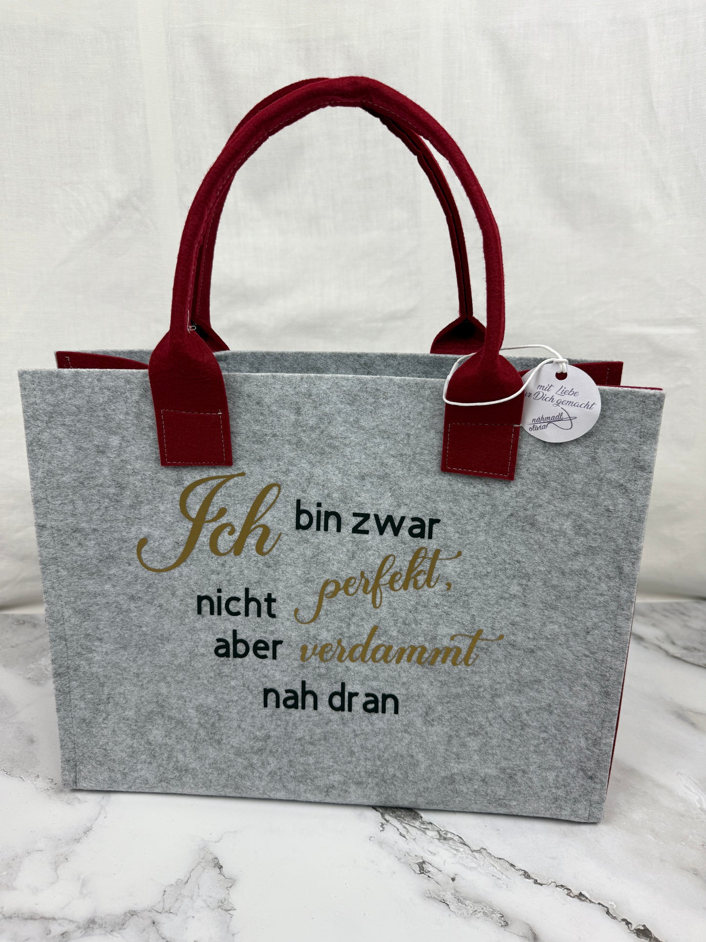 Handgefertigte Filztasche "Ich bin zwar nicht perfekt, aber verdammt nah dran"