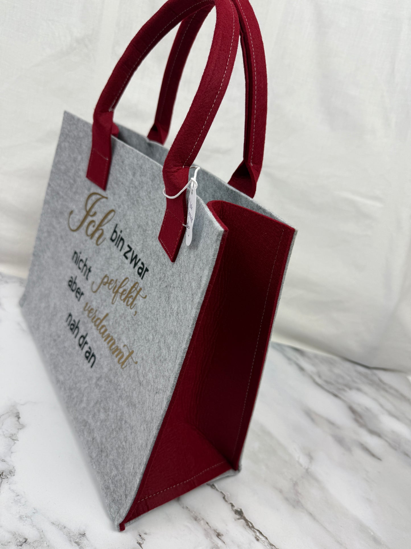 Handgefertigte Filztasche "Ich bin zwar nicht perfekt, aber verdammt nah dran"