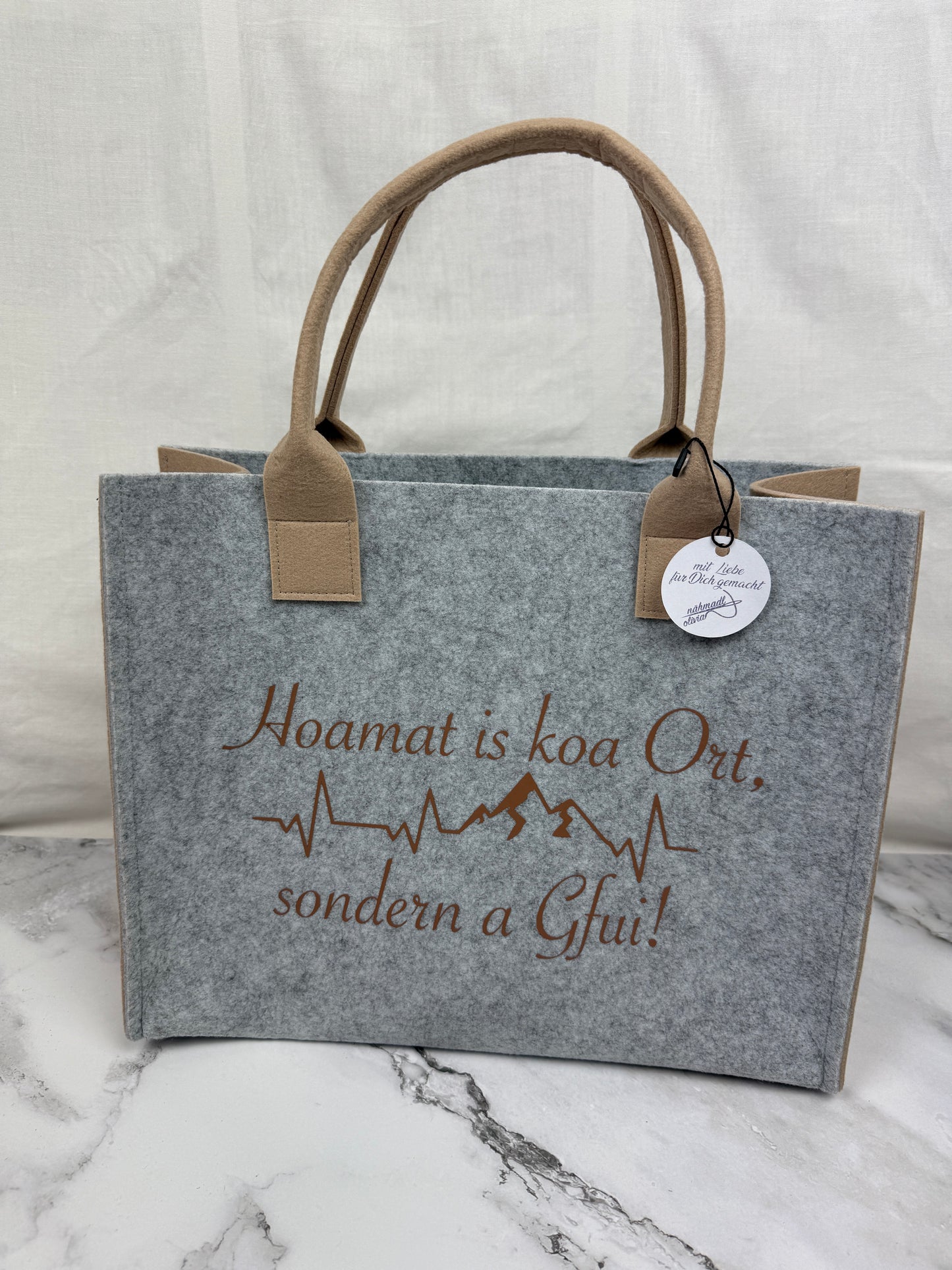 Handgefertigte Filztasche "Hoamat is koa Ort, sondern a Gfui"