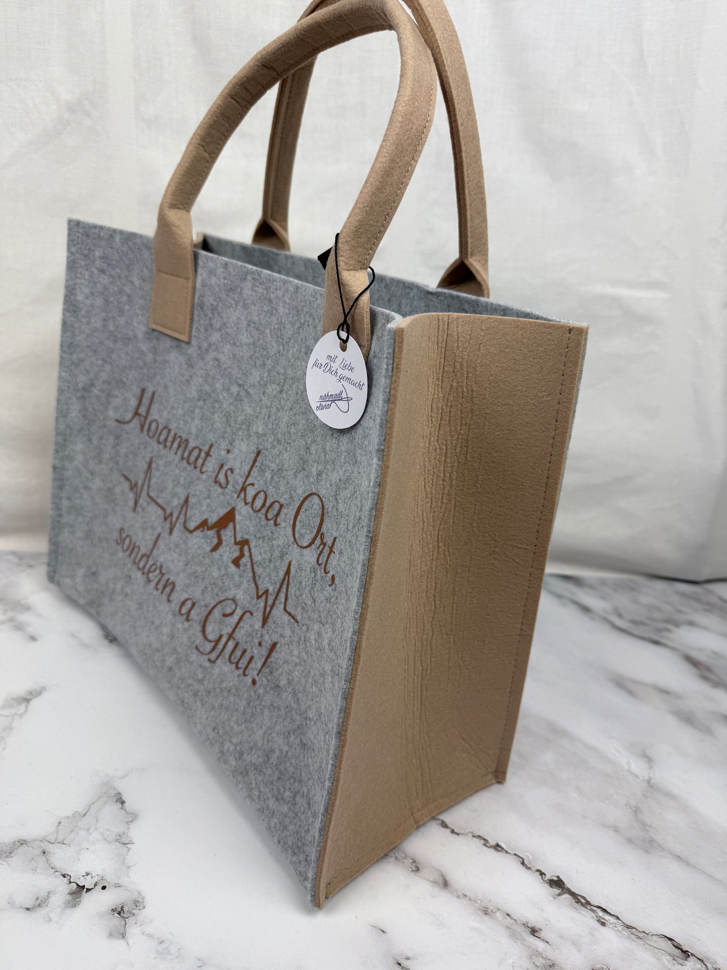 Handgefertigte Filztasche "Hoamat is koa Ort, sondern a Gfui"