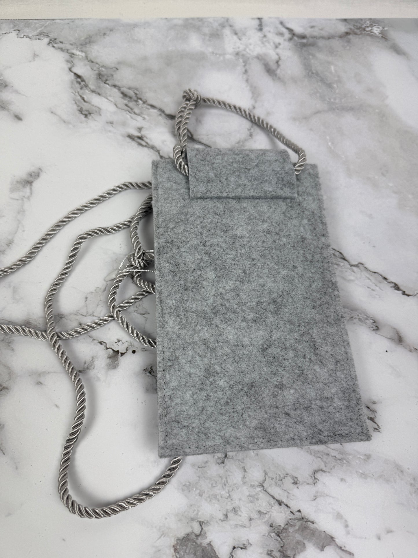 Universale Handytasche aus Filz mit verstellbarem Gurt und Hirsch Stickerei