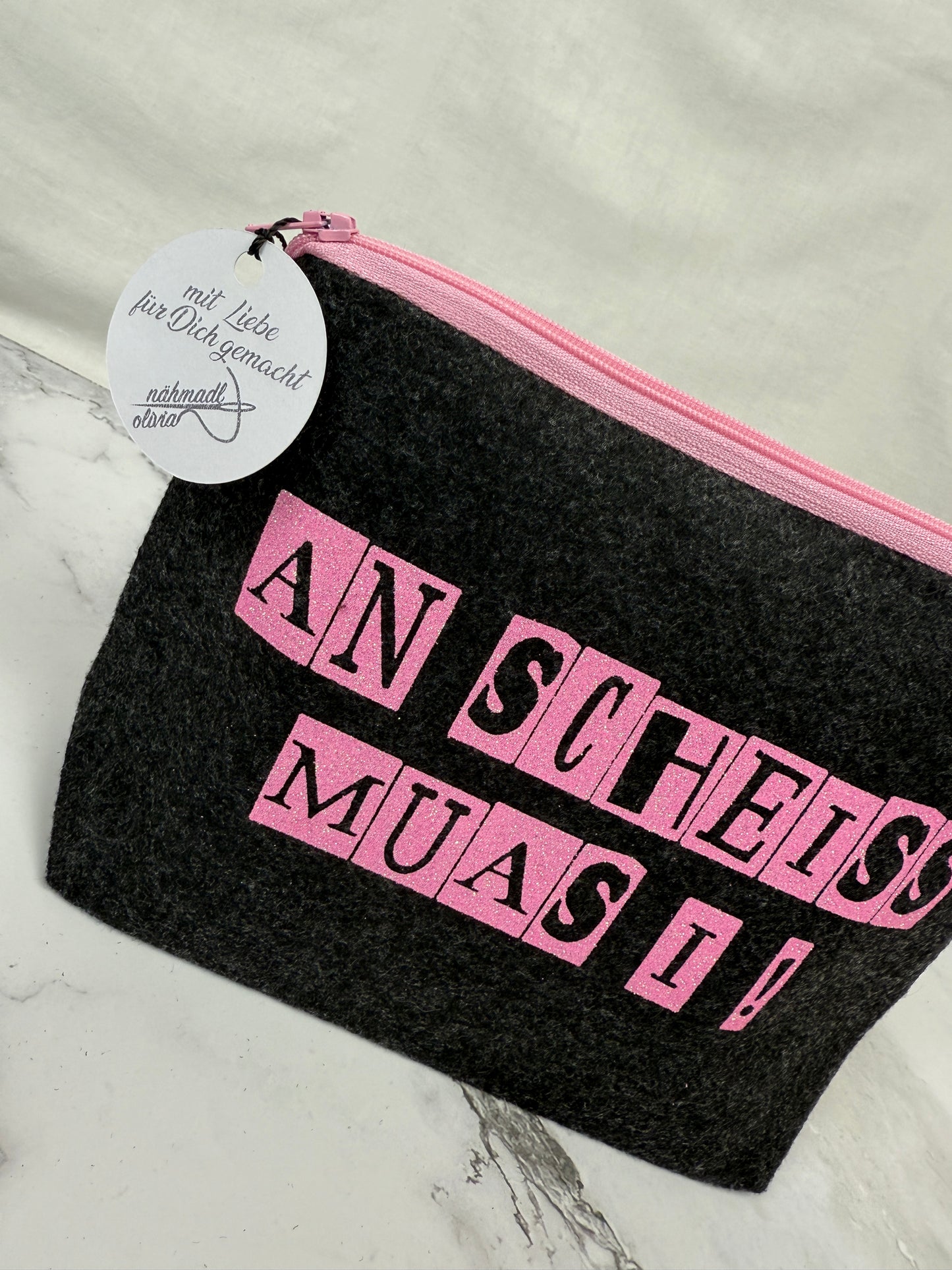 Handgemachte Kosmetiktaschen "An Scheiss muas I"