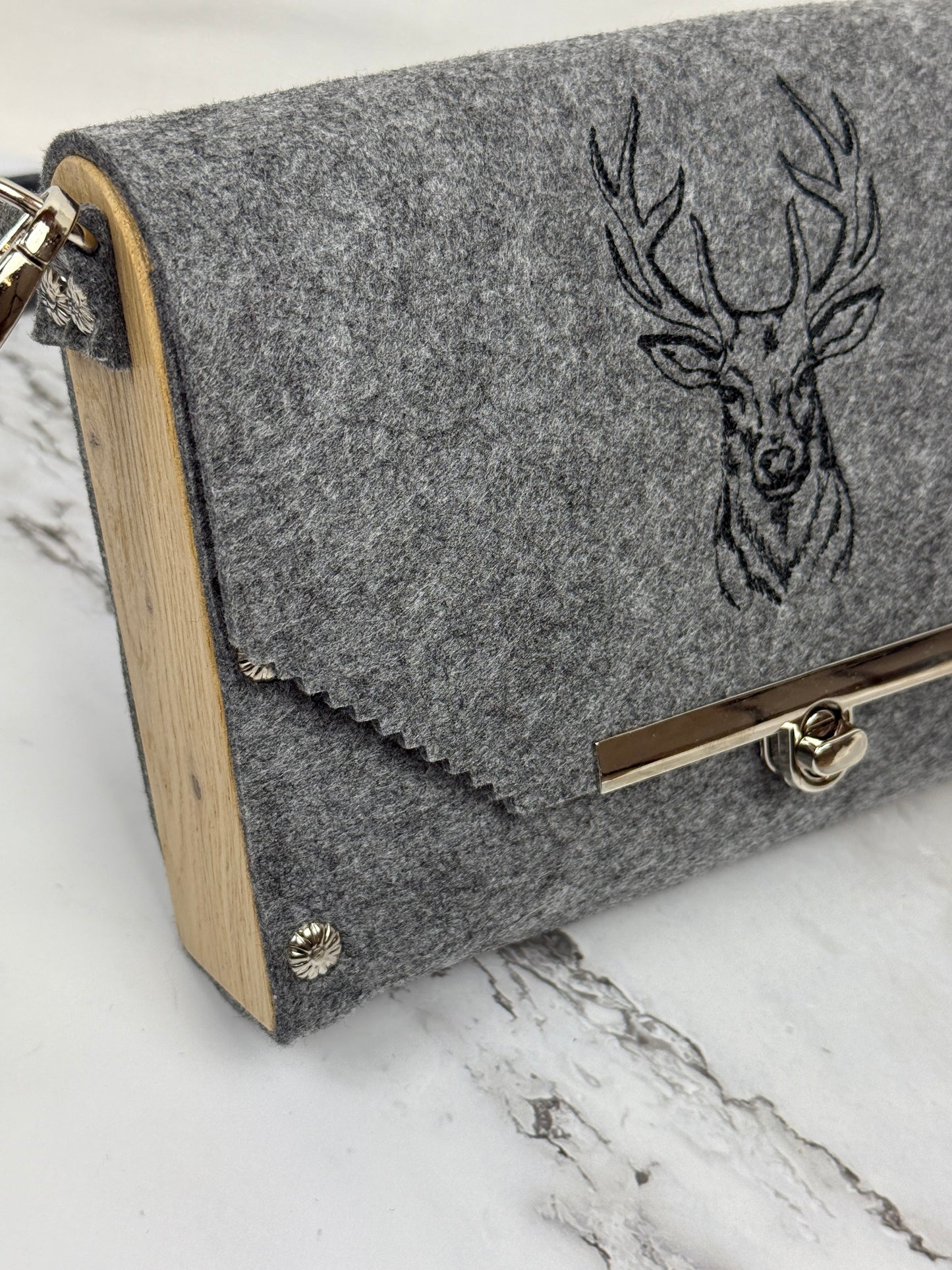 handgefertigte kleine Filz-Holz-Tasche mit Stickerei