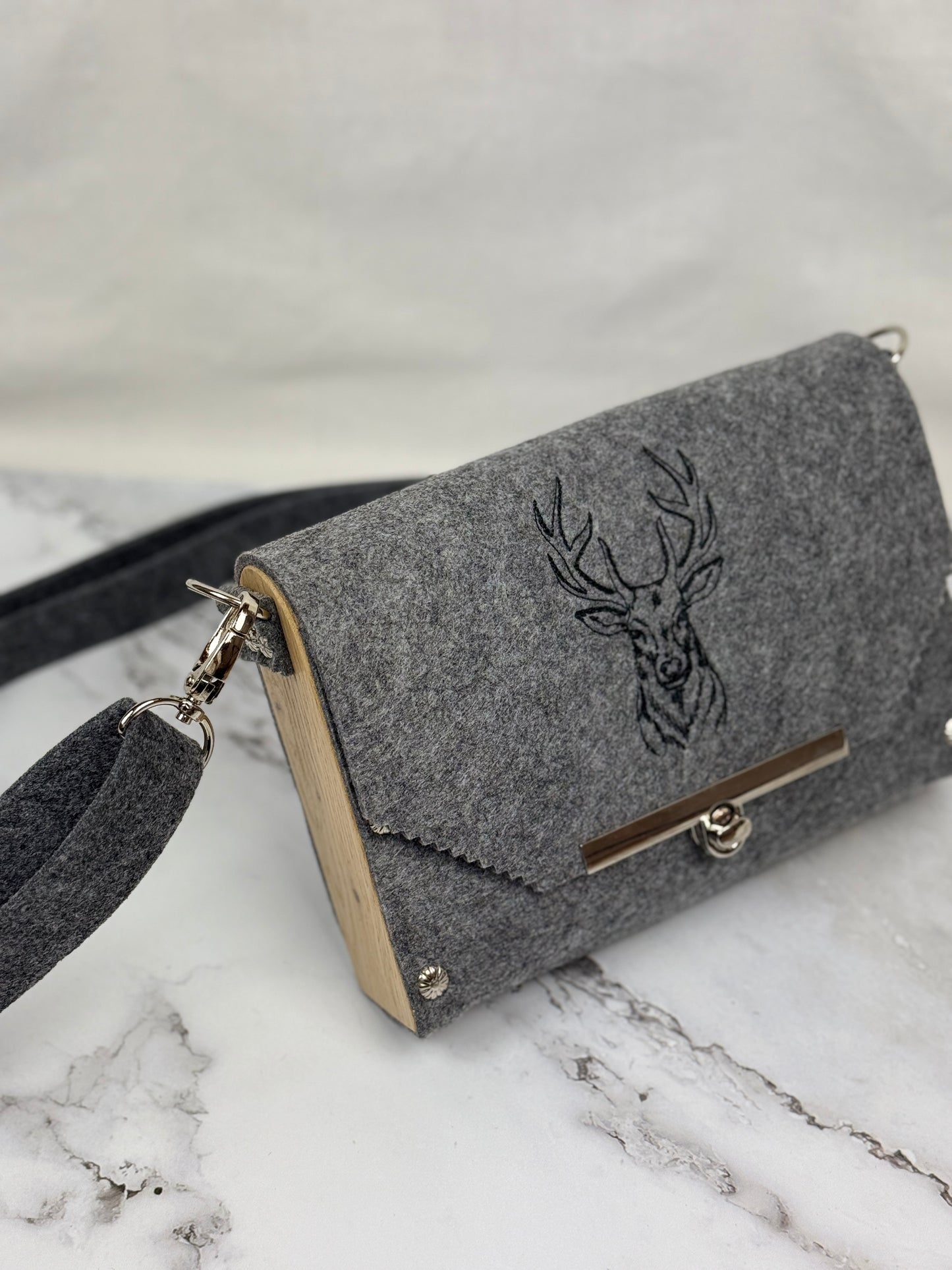 handgefertigte kleine Filz-Holz-Tasche mit Stickerei
