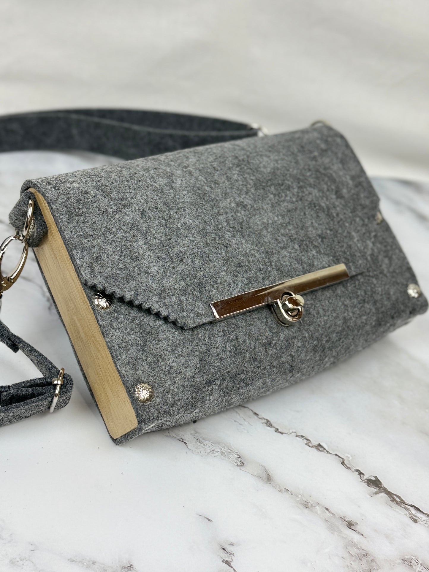 handgefertigte kleine Filz-Holz-Tasche
