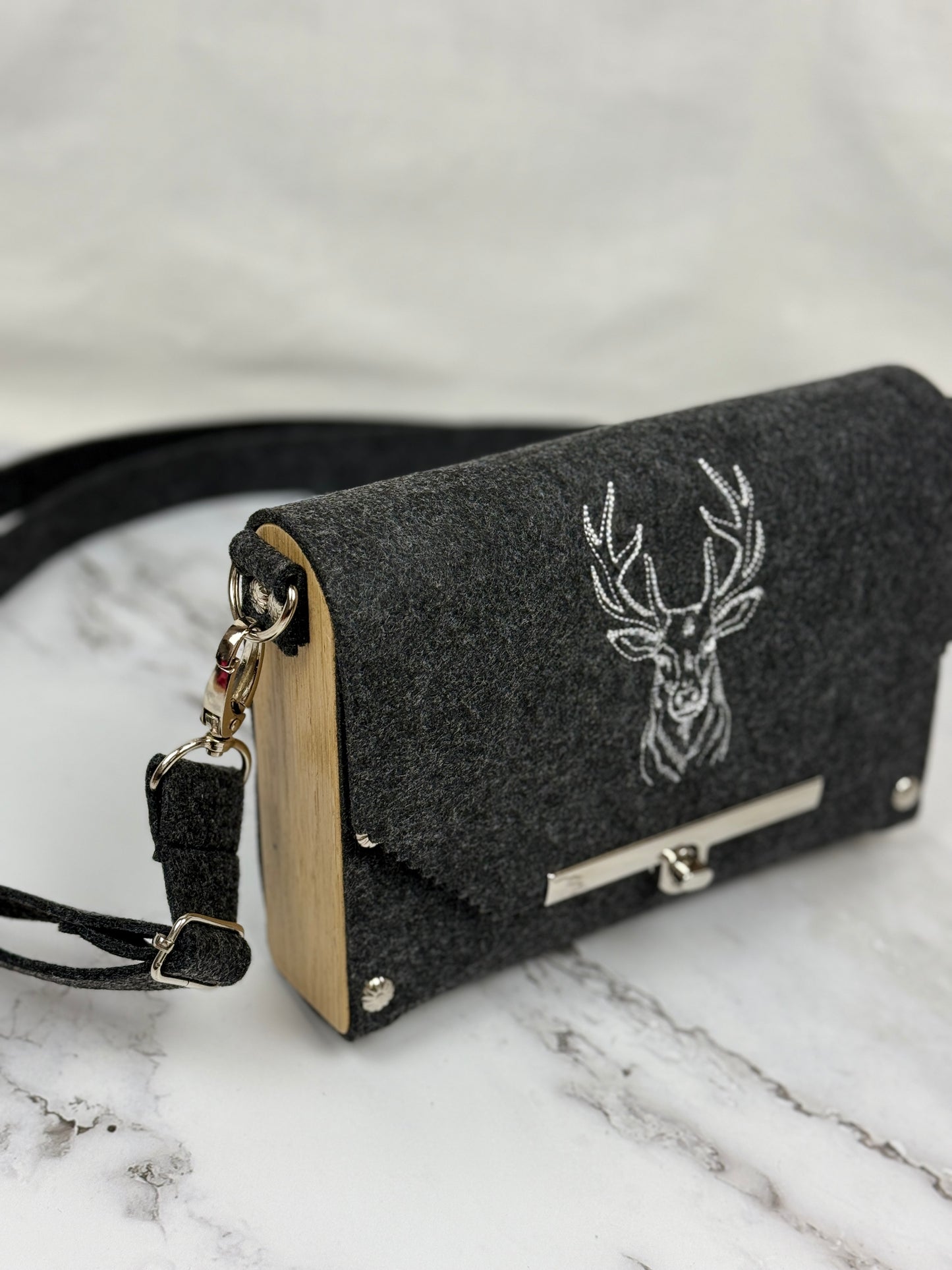 handgefertigte kleine Filz-Holz-Tasche mit Stickerei