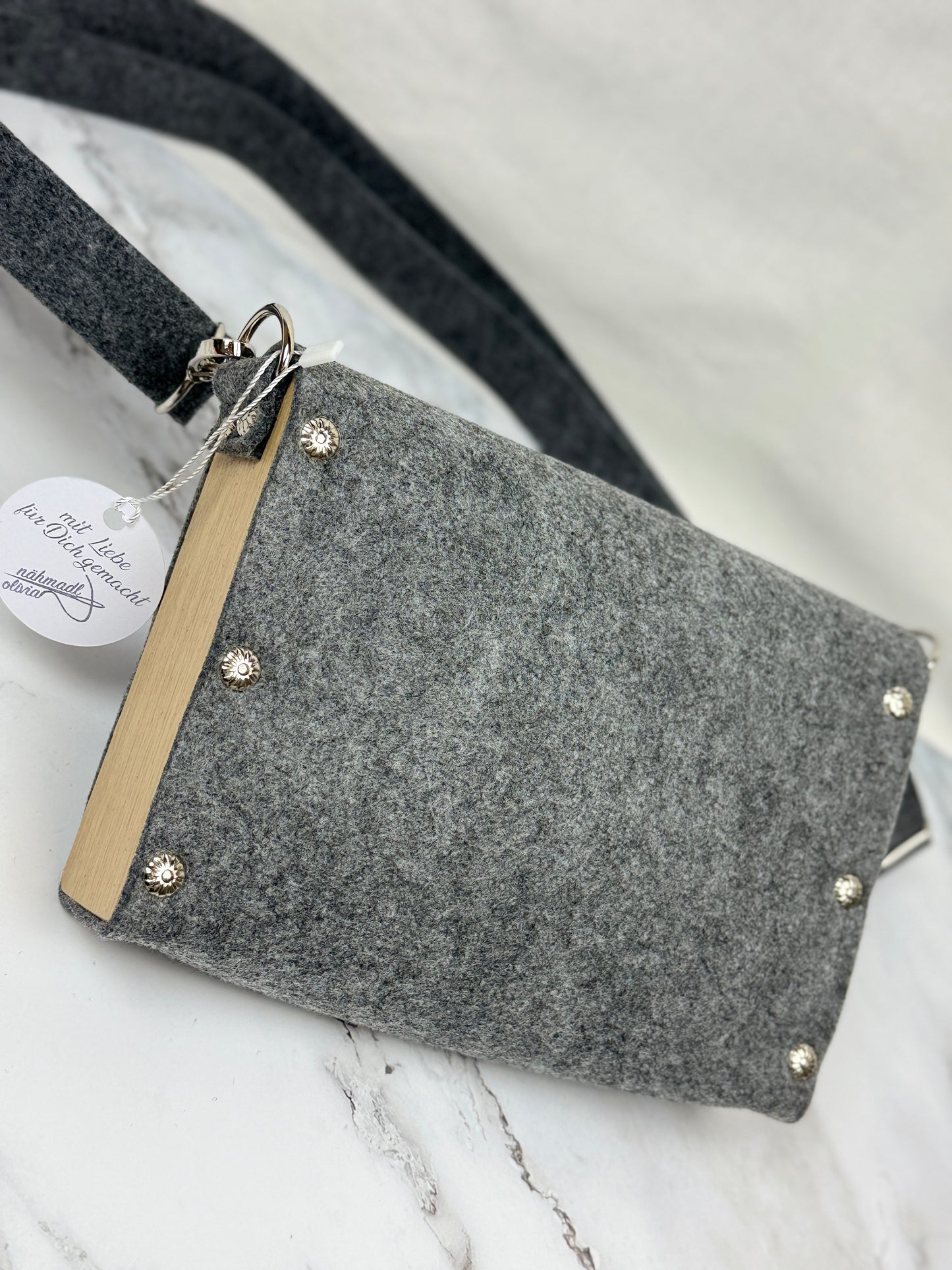handgefertigte kleine Filz-Holz-Tasche mit Stickerei