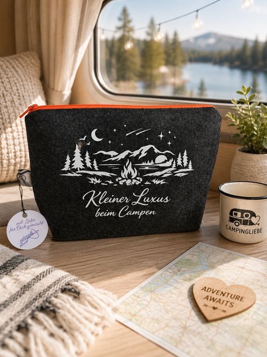 Kosmetiktasche aus Filz „Kleiner Luxus beim Campen“ – handgemacht & praktisch