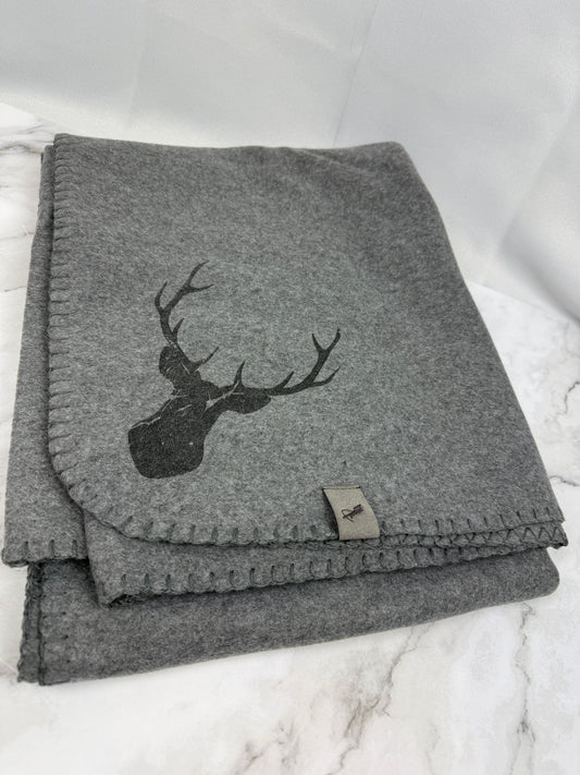 Kuschelige graue Fleece-Decke mit Hirschmotiv, gefaltet auf hellem Untergrund, weich und gemütlich, 130x170 cm